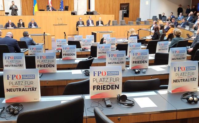FPÖ-Schilder im Sitzungssaal des Nationalrats