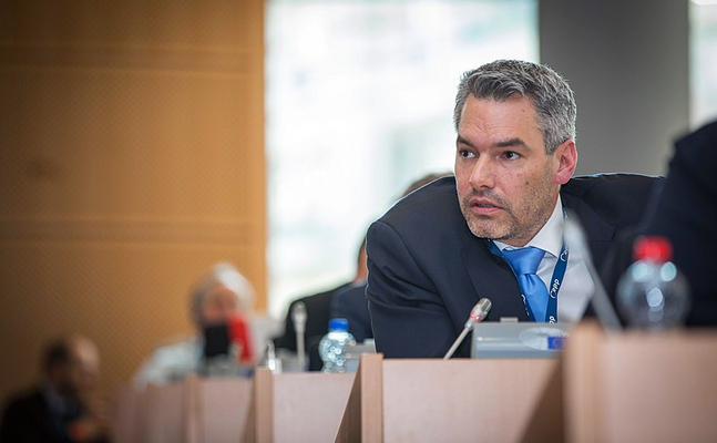 ÖVP-Innenminister Nehammer hat ein gestörtes Verhältnis zur Demokratie - FPÖ-Sicherheitssprecher Amesbauer brachte einen Misstrauensantrag gegen den Innenminister im Parlament ein. 
