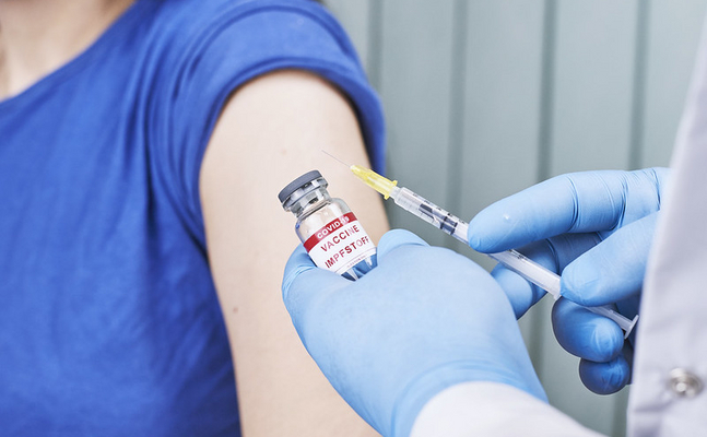 Regierung gaukelt mit derzeitigen Corona-Impfstoffen Sicherheit nur vor