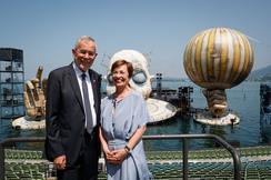Bundespräsident Alexander Van der Bellen mit Gattin bei der Eröffnung der 75. Bregenzer Festspiele 2021: Was kosteten die Reisen seiner Ehefrau, will die FPÖ wissen.