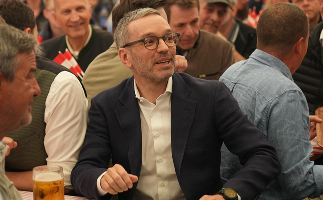 Herbert Kickl, wie man ihn kennt und mag - inmitten gutgelaunter Menschen. 