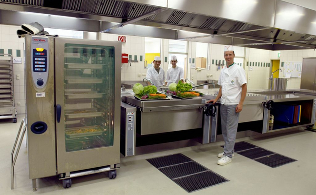 Niederösterreichs Kasernen-Küchen müssen wieder selbst kochen - FPÖ-Abgeordneter Kainz zu zentraler Tiefkühlkost: "Auch die regionale Wirtschaft wird geschwächt - wichtiger Faktor ist die Autarkie unserer Kasernen."