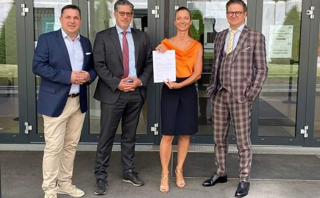 FPÖ-Parlamentarier Ries (l.) und -Verfassungssprecherin Fürst präsentieren mit den Juristen Scheer und Höllöwarth (r.) die Petition.