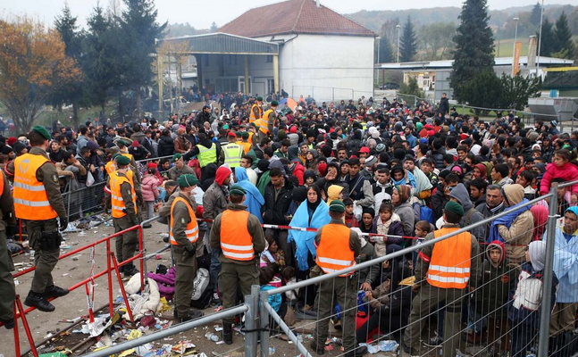 Österreich muss vor radikaler Migration geschützt werden! - FPÖ-Generalsekretär Schnedlitz: "Frankreichs Generäle zeigen auf: Europas Sicherheit steht durch Islamismus auf dem Scheideweg."
