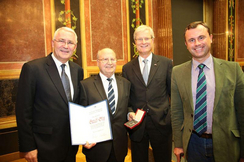 Gerulf Stix (2. v. l.) hier bei einer Ehrung mit den FPÖ-Nationalratsabgeordneten Martin Graf (l.), Siegried Dillersberger und Norbert Hofer (r.) im Jahr 2014.