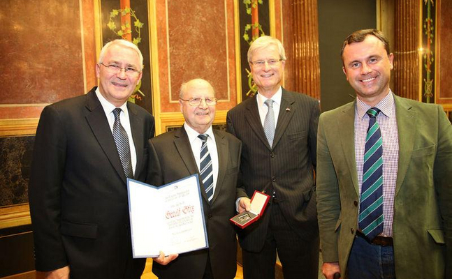 Gerulf Stix (2. v. l.) hier bei einer Ehrung mit den FPÖ-Nationalratsabgeordneten Martin Graf (l.), Siegried Dillersberger und Norbert Hofer (r.) im Jahr 2014.