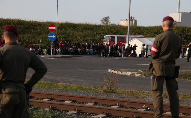 Dutzende illegale Migranten im Bezirk Mödling 85 Kilometer hinter Grenze ausgesetzt - Soldaten und Polizisten an der Grenze völlig machtlos.