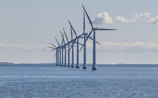 Windparks im Meer kosten wesentlich mehr als solche an Land, bringen aber nur wenig mehr Gewinn.