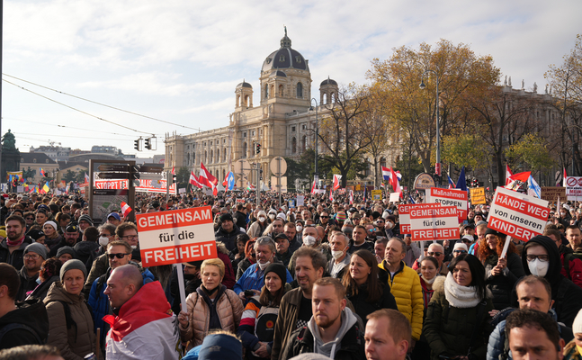 Tausende geimpfte Menschen sind ab heute neue Betrogene der Regierung - FPÖ ruft zur nächsten Demo am Samstag auf.