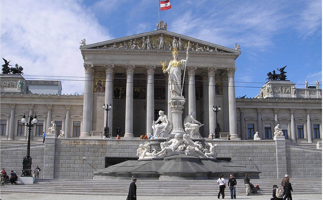Das Parlament wird nun um einen "schlichteren" Konzertflügel bereichert, der "nur" knapp 100.000 Euro kostet.