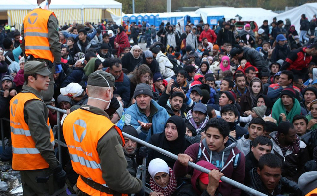 Illegale männliche Einwanderer sollen Asylverfahren in Afrika abwarten: FPÖ kann britischem Migrationsmodell grundsätzlich viel abgewinnen.