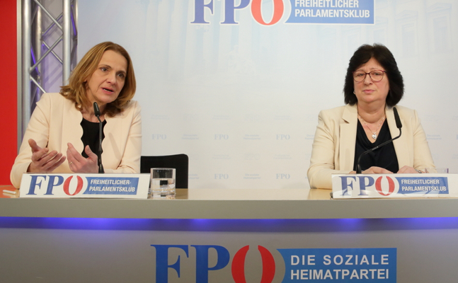 FPÖ-Sozialsprecherin Dagmar Belakowitsch (l.) und -Frauensprecherin Rosa Ecker.